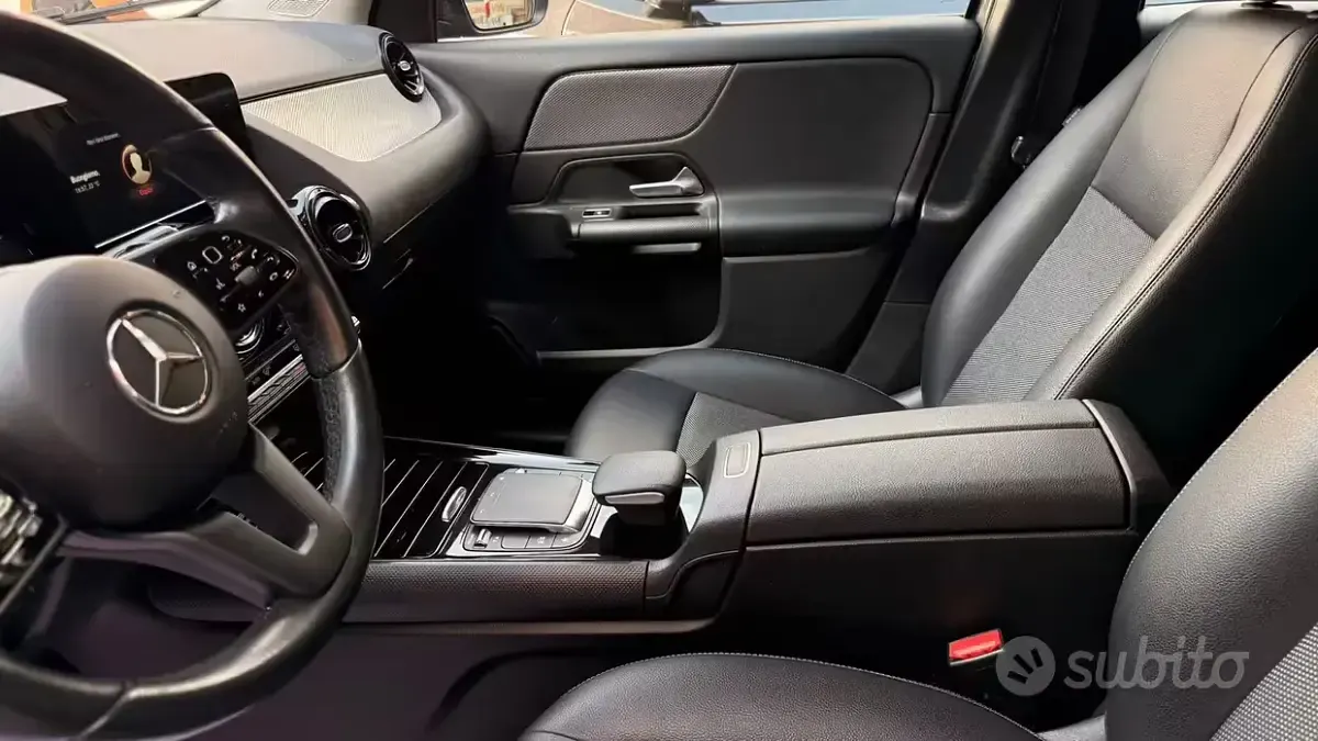 Usata Mercedes GLA200 150 CV (110 kW) 2020 Grigio SUV
