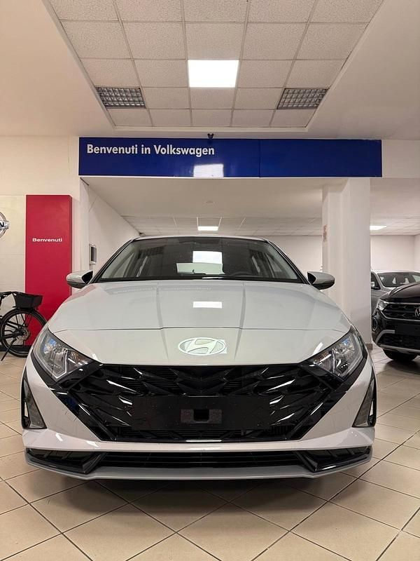 Grigio Nuova 2025 Hyundai i20 Tre volumi | 18.800 € (Buon prezzo) - Immagine 1/4