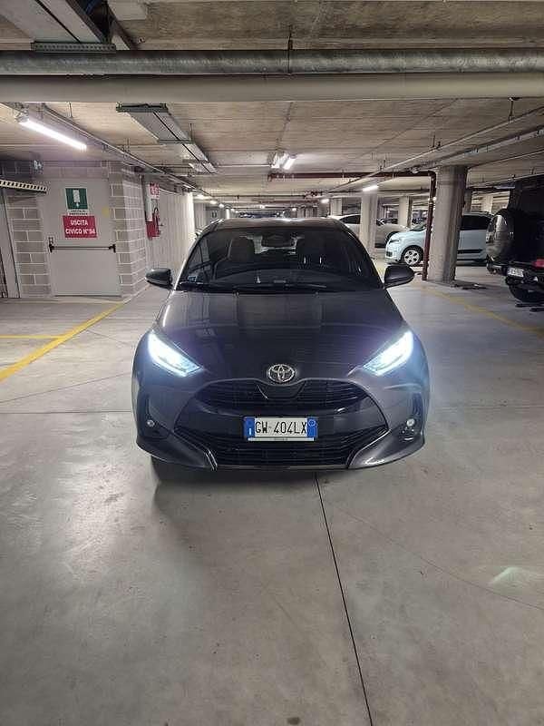 Usata Toyota Yaris Hybrid Lounge 131 CV (96 kW) 2024 Grigio Berlina