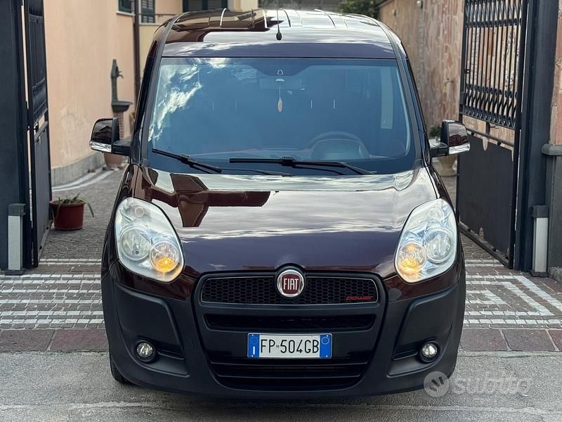 Usado Fiat Doblò Emotion 135 HP (99 kW) 2012 Vermelho Monovolume
