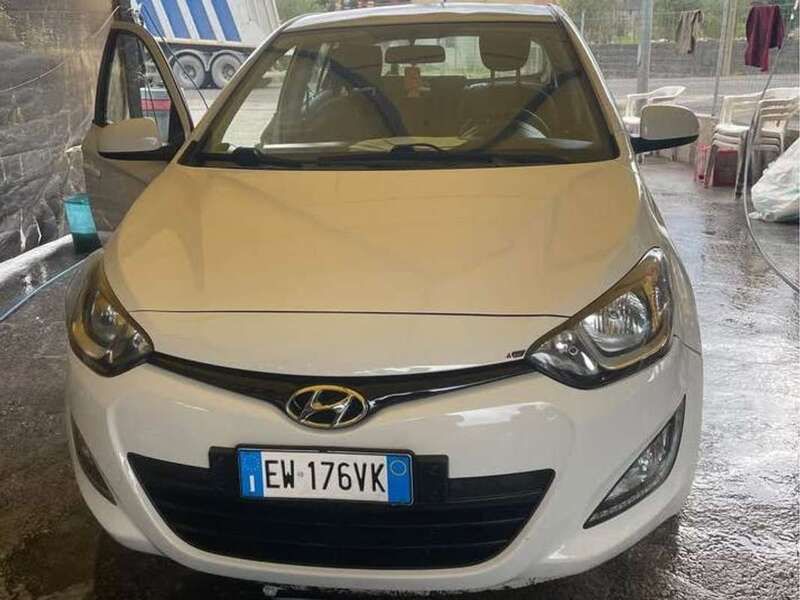 Bianco Usata 2014 Hyundai i20 Classic Due volumi | 3799 € (Ottimo prezzo) - Immagine 1/4