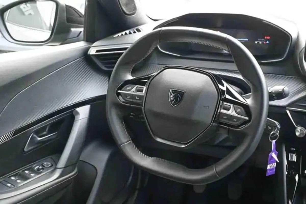 Usata Peugeot 2008 Allure 101 CV (74 kW) 2025 Grigio SUV