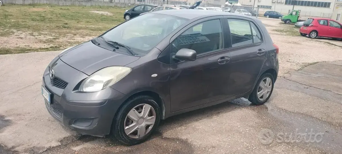 Usata Toyota Yaris Sol 100 CV (73 kW) 2009 Grigio Utilitaria