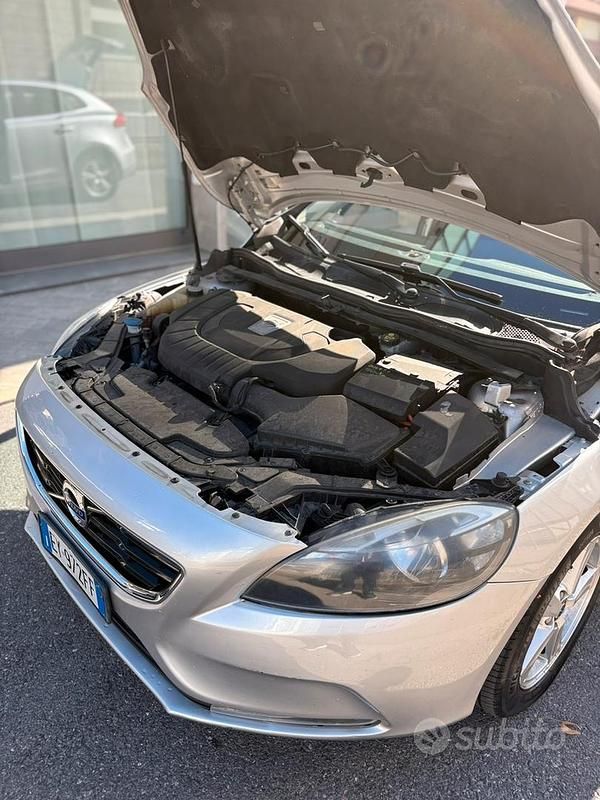 Usata Volvo V40 150 CV (110 kW) 2015 Grigio Berlina