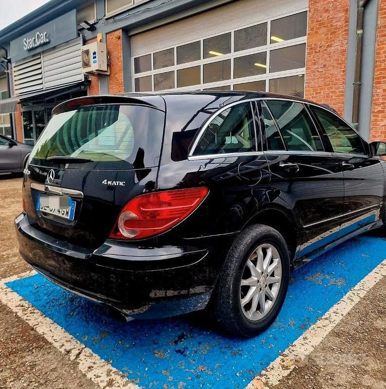 Usata Mercedes R320 224 CV (164 kW) 2007 Nero Monovolume