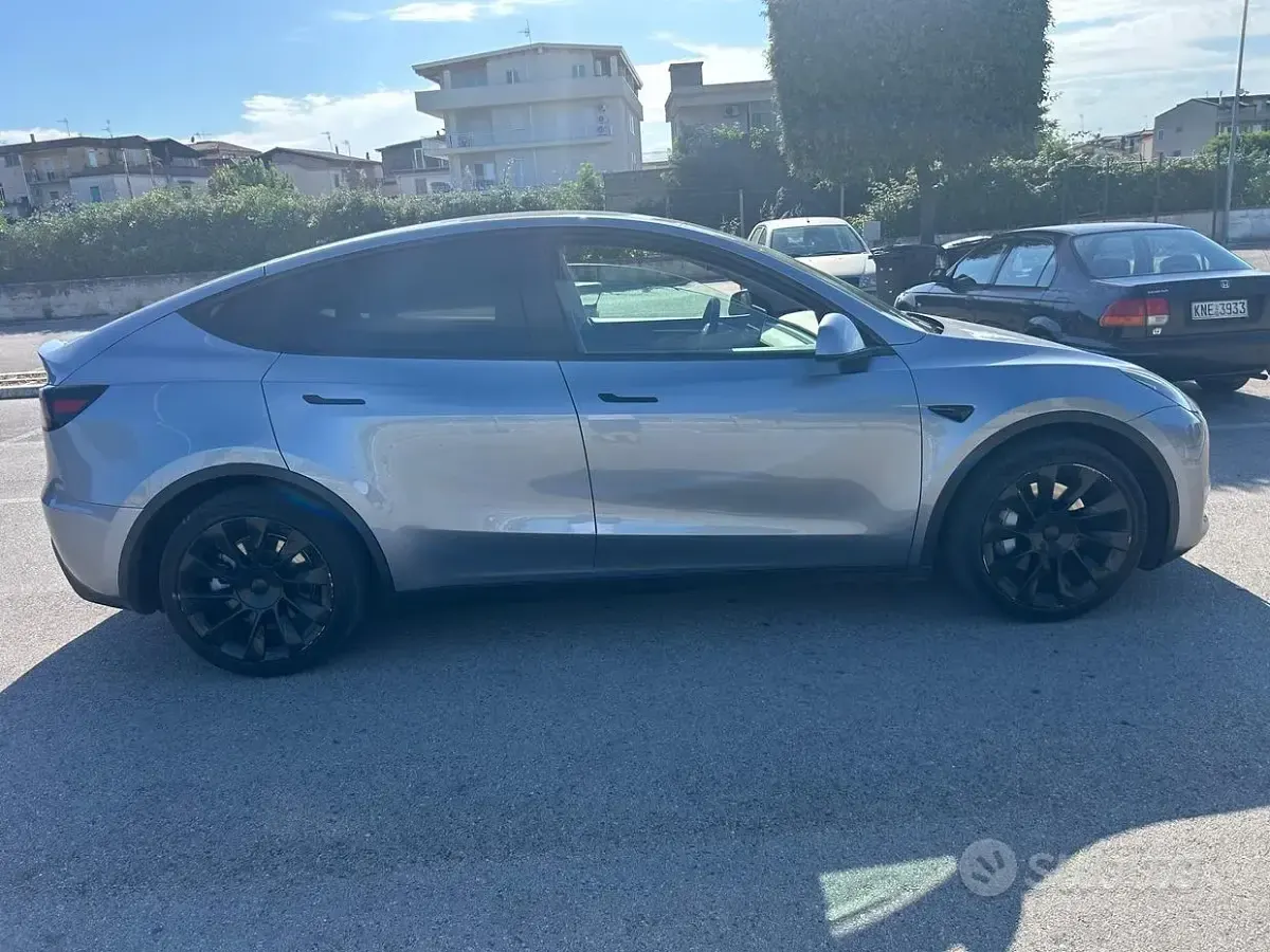 Usata Tesla Model Y Long Range AWD 178 kW (243 CV) 2024 Grigio SUV