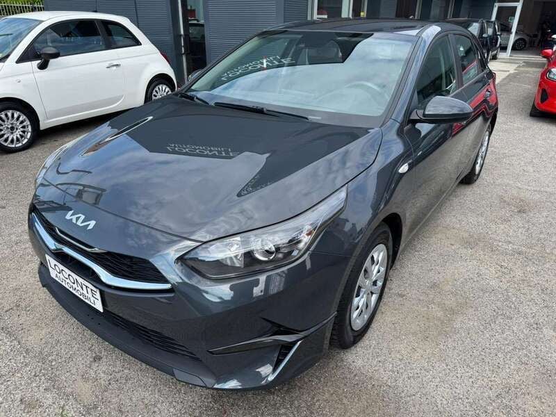 Grigio Usata 2023 Kia Ceed Active Tre volumi | 12.990 € (Super prezzo) - Immagine 1/3