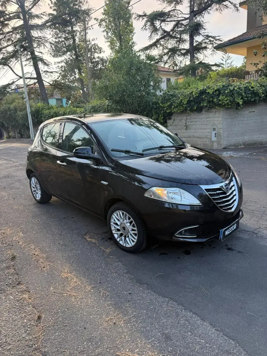 Usata Lancia Ypsilon Gold 95 CV (69 kW) 2015 Nero Utilitaria