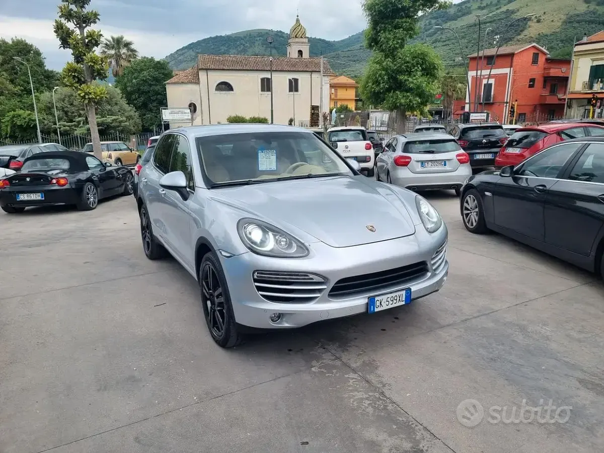 Usata Porsche Cayenne 240 CV (176 kW) 2011 Grigio SUV