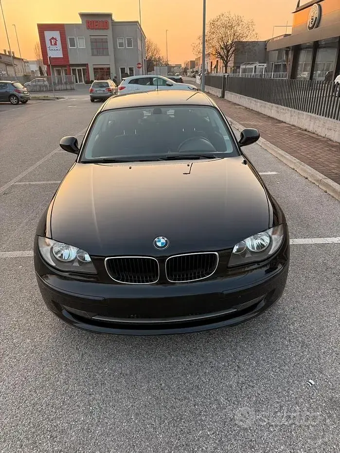 Usata BMW 118 143 CV (105 kW) 2011 Nero Utilitaria
