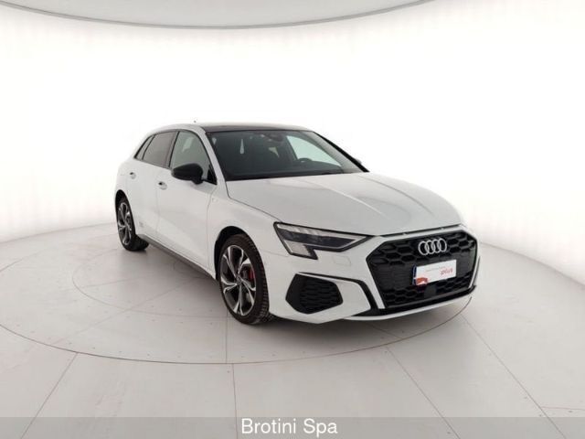 Usata Audi A3 S-Line 150 CV (110 kW) 2022 Bianco ghiaccio metallizzato Berlina