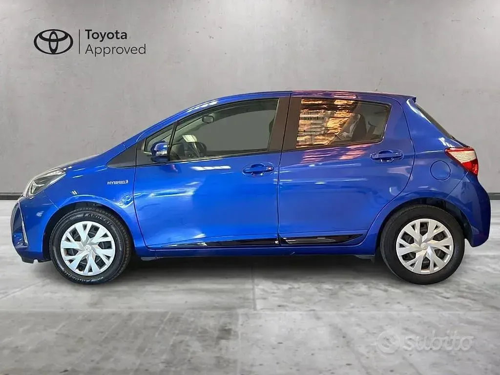 Usata Toyota Yaris Hybrid Active 101 CV (74 kW) 2018 Blu/azzurro Berlina