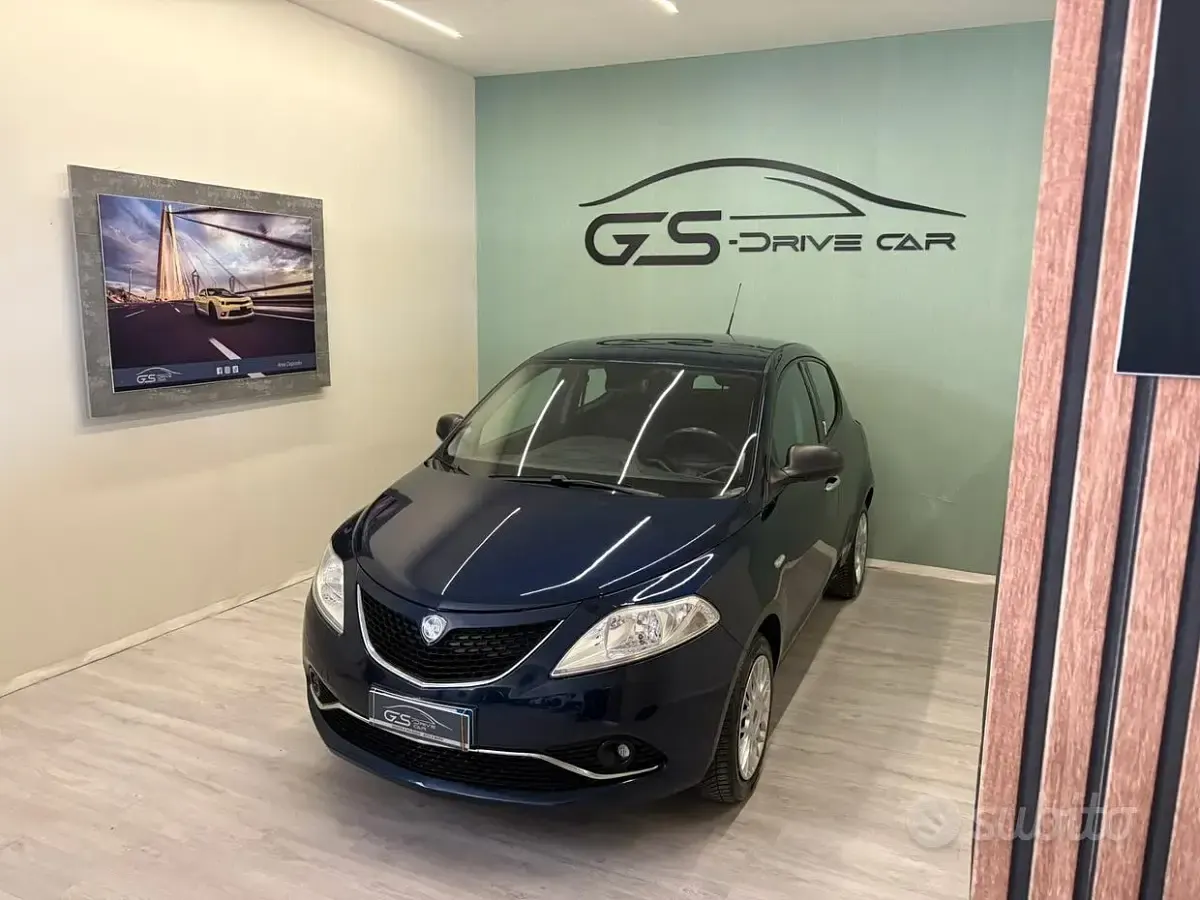 Usata Lancia Ypsilon Platinum 69 CV (50 kW) 2016 Viola Utilitaria