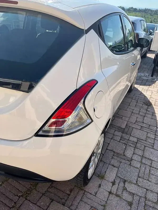Usata Lancia Ypsilon Silver 69 CV (50 kW) 2013 Bianco Utilitaria