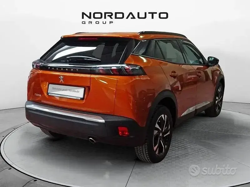 Usata Peugeot 2008 Allure 131 CV (96 kW) 2023 Arancione SUV