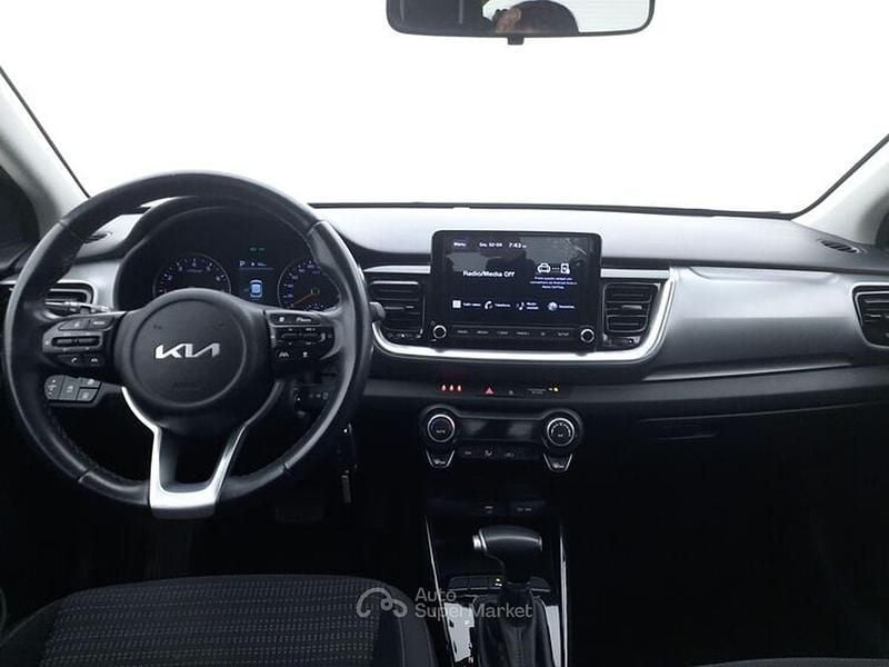 Używany Kia Stonic 120 KM (88 kW) 2023 Srebrny SUV