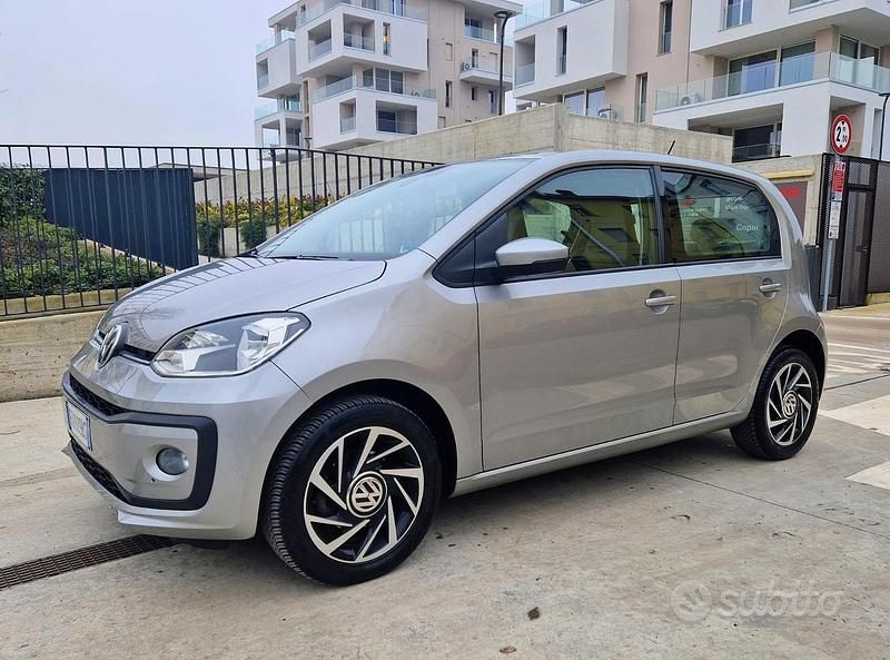 Usata VW up! Highline 68 CV (50 kW) 2020 Grigio Utilitaria