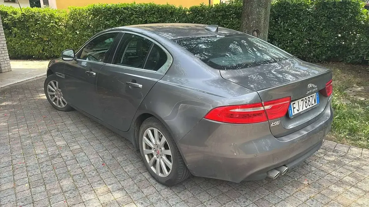 Usata Jaguar XE Portfolio 179 CV (131 kW) 2017 Argento Berlina