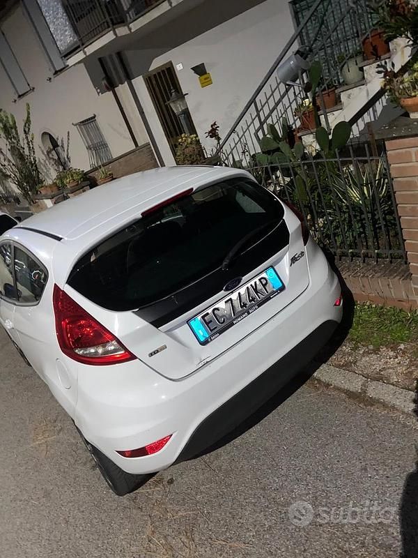 Usata Ford Fiesta 90 CV (66 kW) 2010 Bianco Utilitaria
