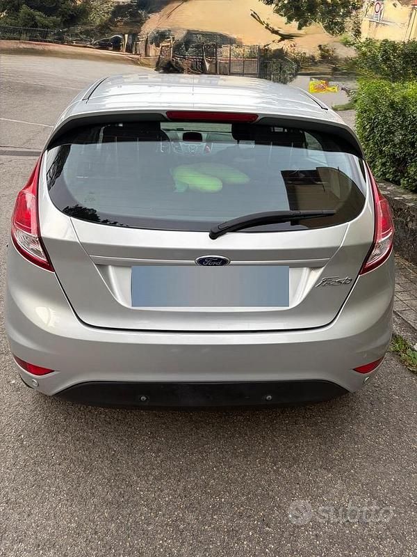 Usata Ford Fiesta 75 CV (55 kW) 2016 Grigio Utilitaria