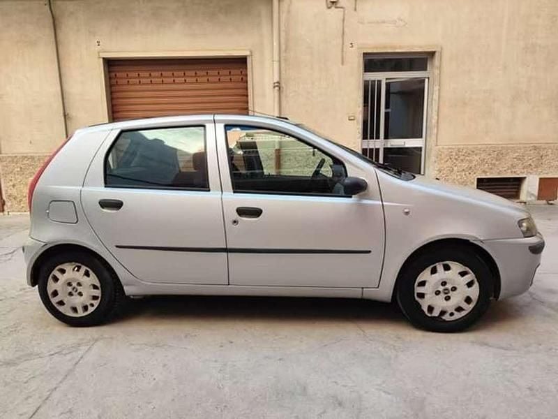 Grigio Usata 2002 Fiat Punto Due volumi | 990 € (Ottimo prezzo) - Immagine 1/4