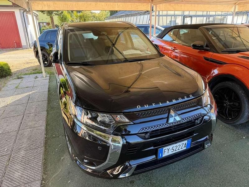 Usata Mitsubishi Outlander P-HEV 135 CV (99 kW) 2020 Nero SUV