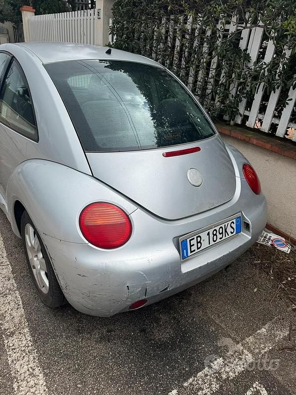 Usado VW New Beetle 102 CV (75 kW) 2005 Gris Utilitario