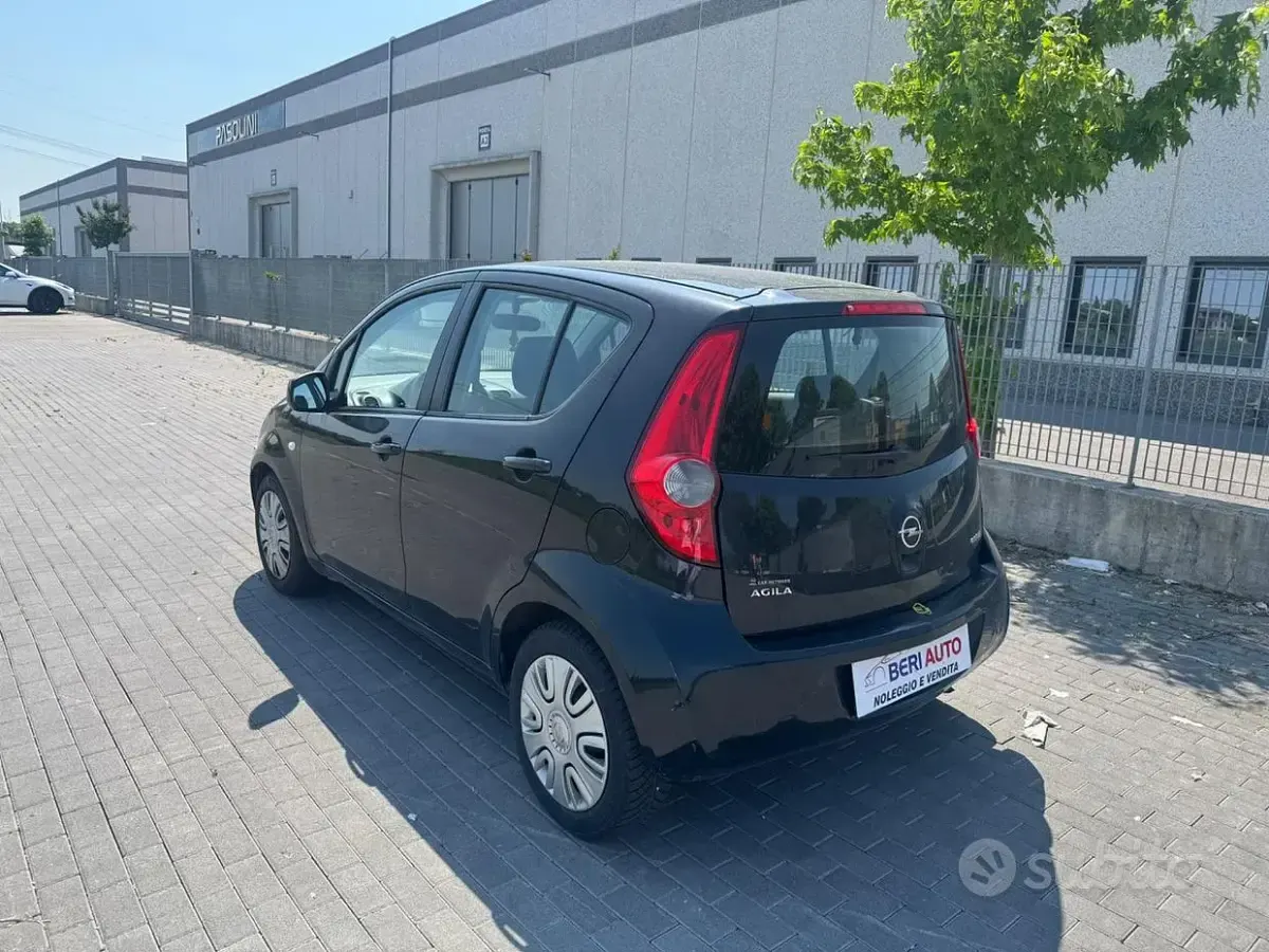 Usata Opel Agila Enjoy 65 CV (47 kW) 2011 Nero Utilitaria