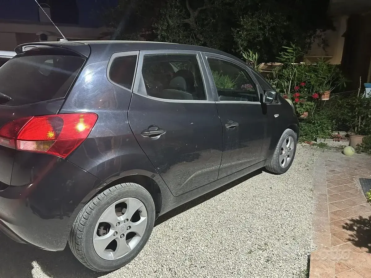 Usata Kia Venga 90 CV (66 kW) 2012 Nero Utilitaria