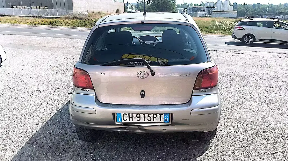 Usata Toyota Yaris Sol 65 CV (47 kW) 2003 Marrone Berlina