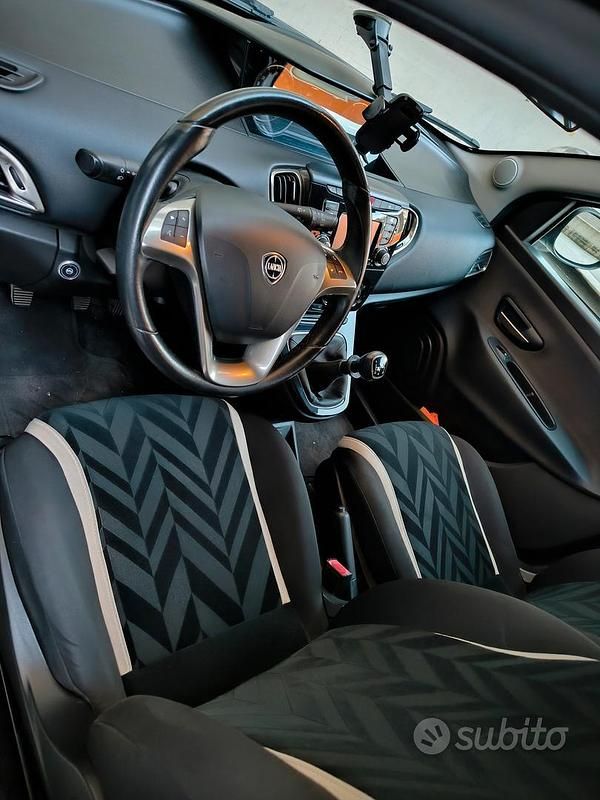 Usata Lancia Ypsilon Platinum 69 CV (50 kW) 2017 Nero Utilitaria