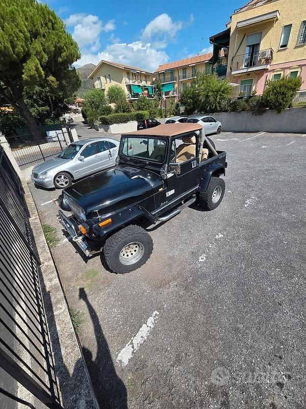 Usado Jeep Wrangler Laredo 103 CV (75 kW) 1983 Negro SUV