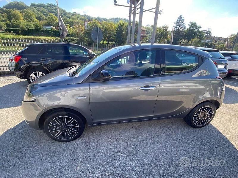 Usata Lancia Ypsilon Gold 69 CV (50 kW) 2021 Grigio Utilitaria