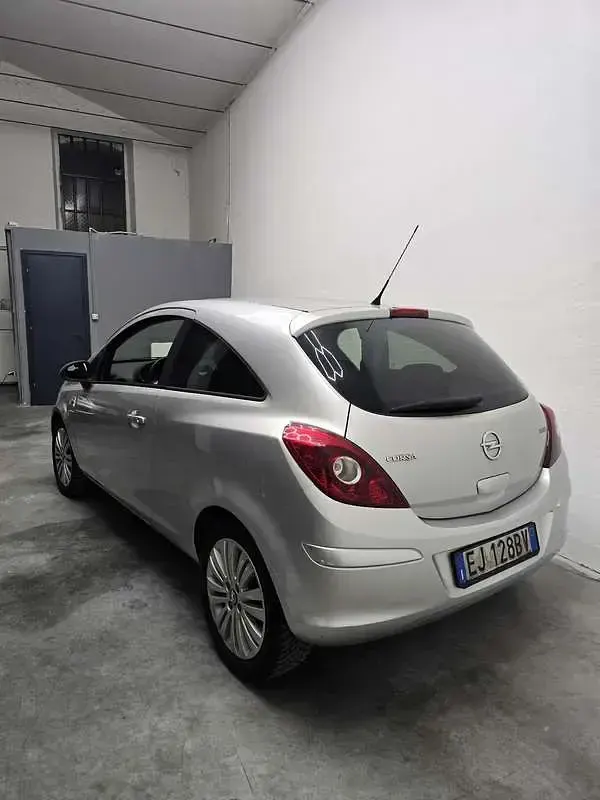 Usata Opel Corsa Edition 86 CV (63 kW) 2012 Utilitaria
