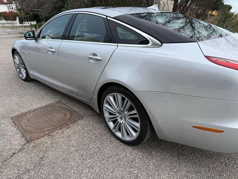 Usata Jaguar XJ Premium Luxury 275 CV (202 kW) 2014 Argento Berlina