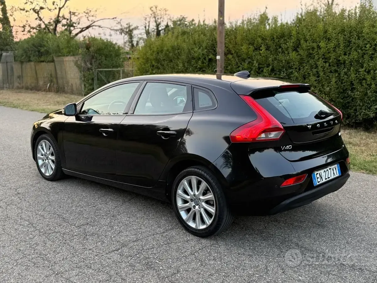Usata Volvo V40 115 CV (84 kW) 2012 Nero Utilitaria