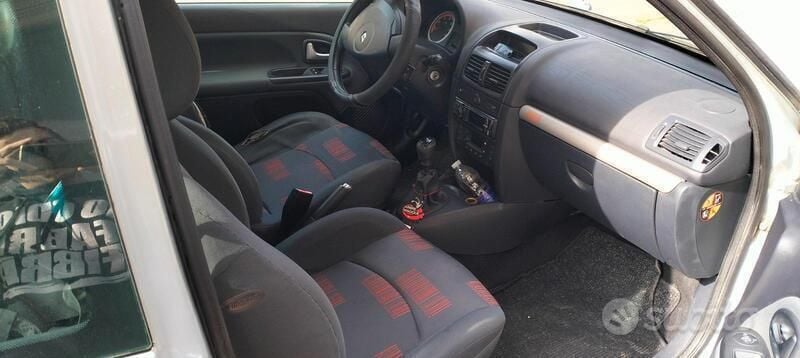 Usata Renault Clio II 75 CV (55 kW) 2004 Grigio Utilitaria