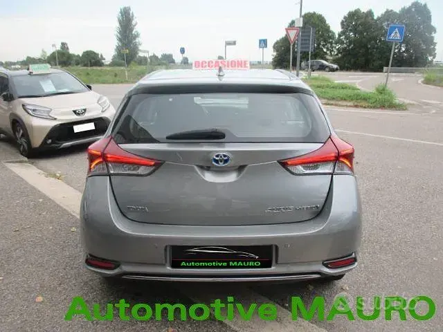 Usata Toyota Auris Hybrid Lounge 99 CV (72 kW) 2016 Grigio Berlina