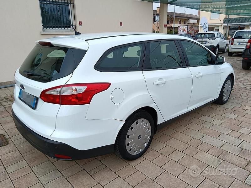 Usata Ford Focus 105 CV (77 kW) 2014 Bianco Station wagon