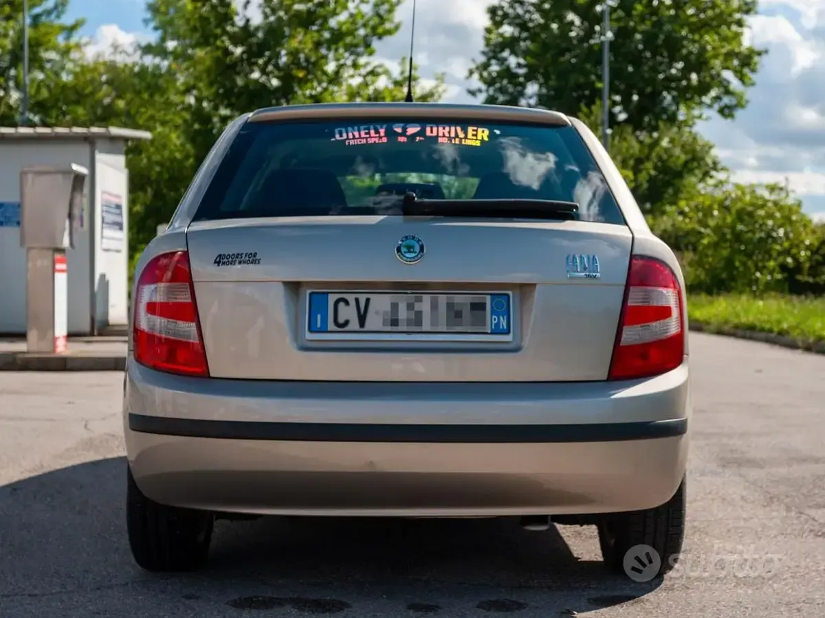 Usata Skoda Fabia Ambiente 75 CV (55 kW) 2005 Oro Berlina