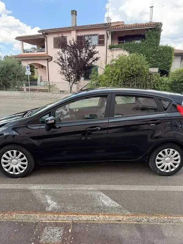 Usata Ford Fiesta 75 CV (55 kW) 2016 Nero Utilitaria