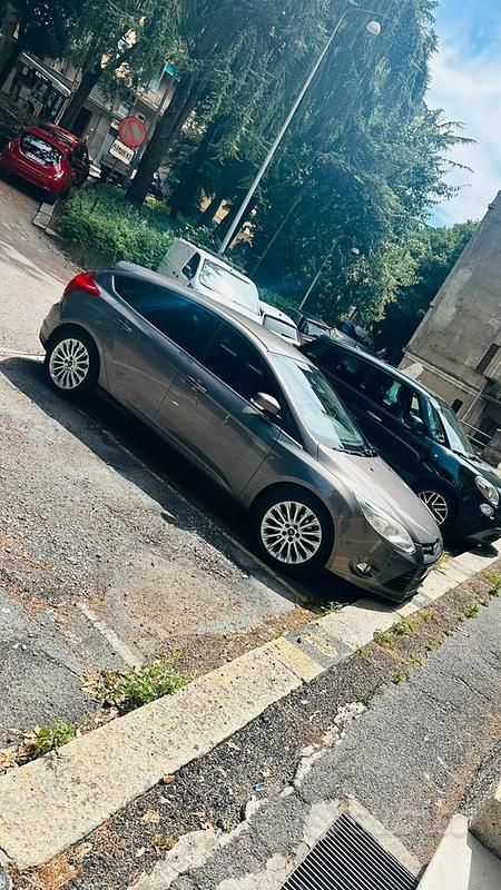Grigio Usata 2012 Ford Focus Tre volumi | 5000 € (Buon prezzo) - Immagine 1/1