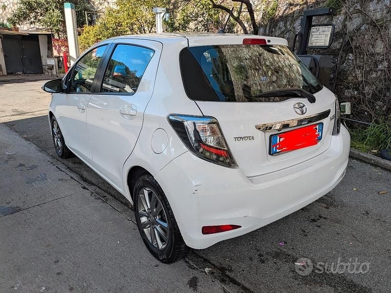 Usata Toyota Yaris 90 CV (66 kW) 2014 Bianco Utilitaria