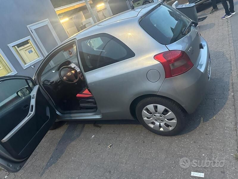 Usata Toyota Yaris 86 CV (63 kW) 2007 Grigio Utilitaria