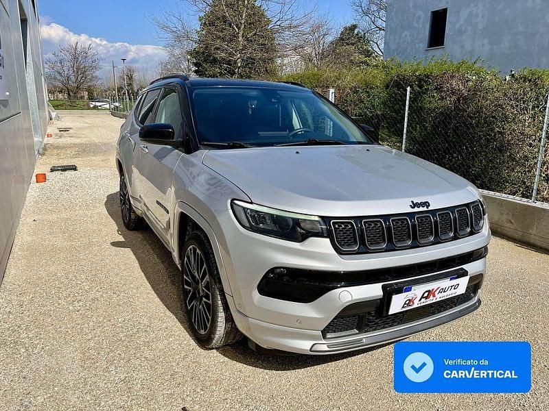 Usata Jeep Compass 179 CV (131 kW) 2022 Psn/qsns argento/tetto nero SUV