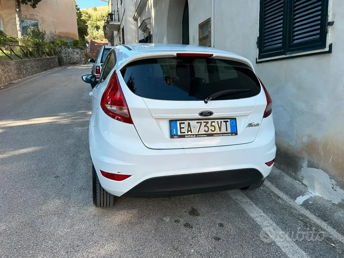 Usata Ford Fiesta 97 CV (71 kW) 2010 Bianco Berlina