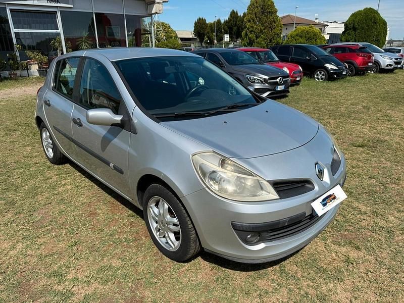 Usata Renault Clio II 75 CV (55 kW) 2006 Argento Berlina