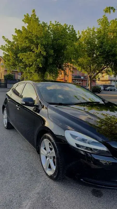 Usata Volvo V40 Kinetic 120 CV (88 kW) 2017 Nero Berlina