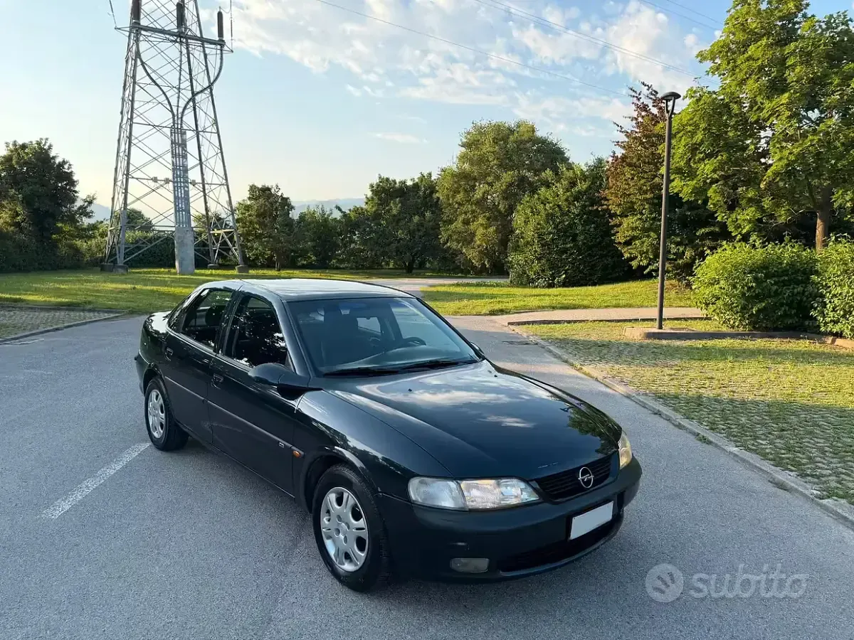 Usata Opel Vectra 116 CV (85 kW) 1996 Grigio Berlina