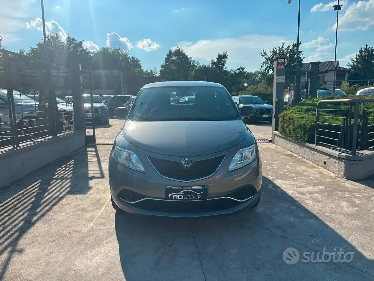 Usata Lancia Ypsilon Silver 69 CV (50 kW) 2016 Grigio Utilitaria